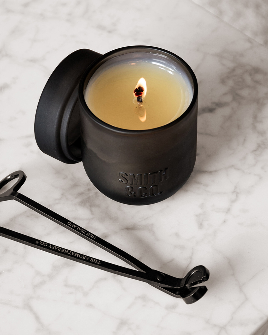 נר Smith & Co. - Tabac & Cedarwood